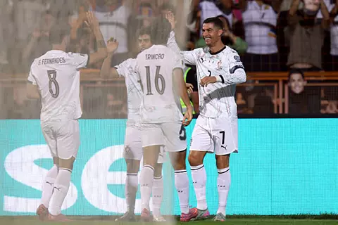 "آمل أن تتحقق أحلام الجميع".. رونالدو يعلق على بكاء طفل في مباراة أرمينيا